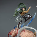 Figurine Attaque des Titans -  Livaï vs Titan Féminin